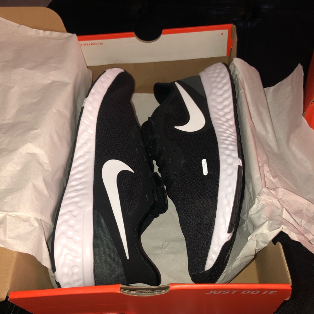 Nike Revolution 5 Mens running shoe
